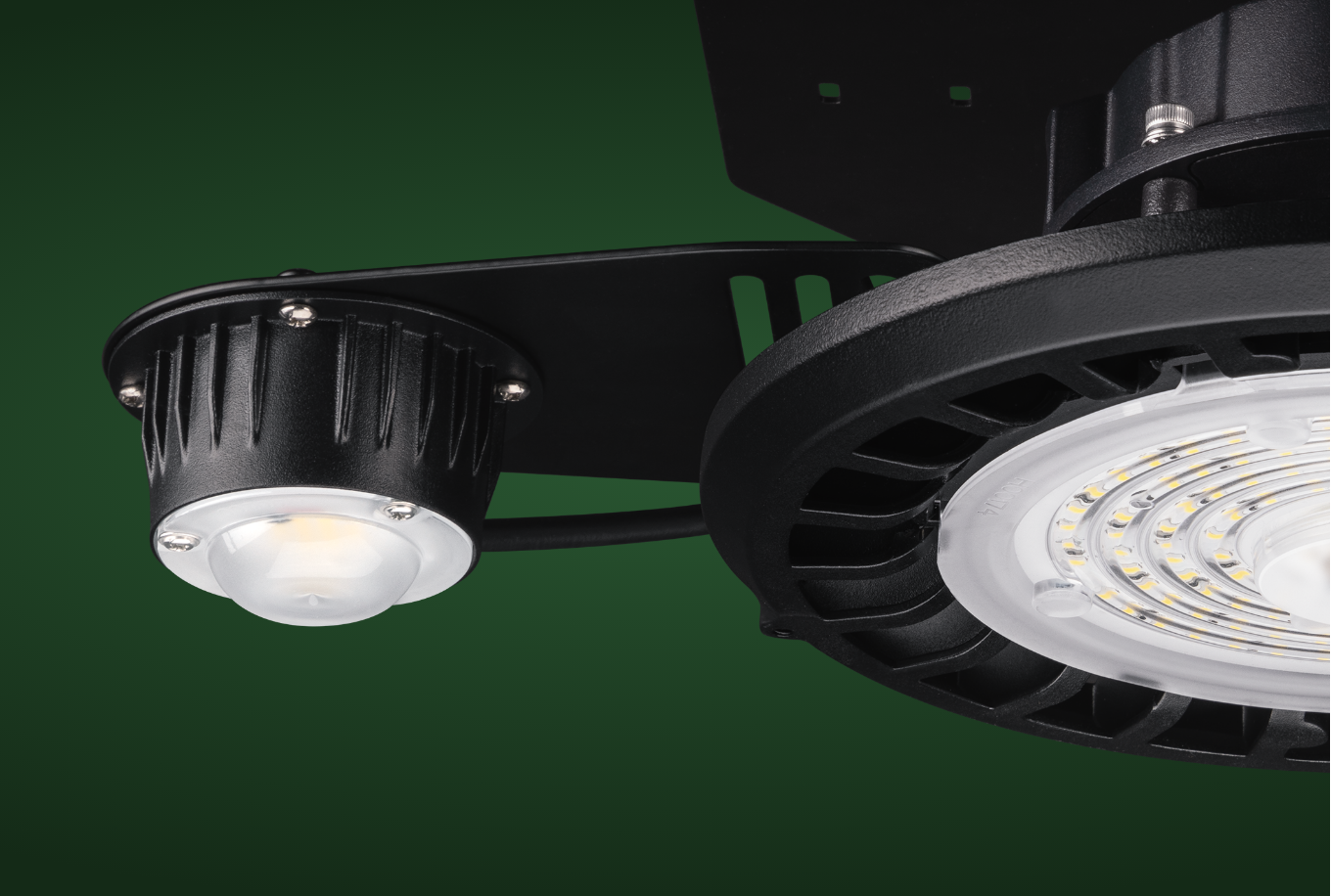 Toughbay Pro IP65 Emergency pack with wide 130° angle Seperate LED modules on the emergency pack illuminate when emergency lighting is required. The 130 beam angle allows for wider spacing meaning less emergency fittings are required.