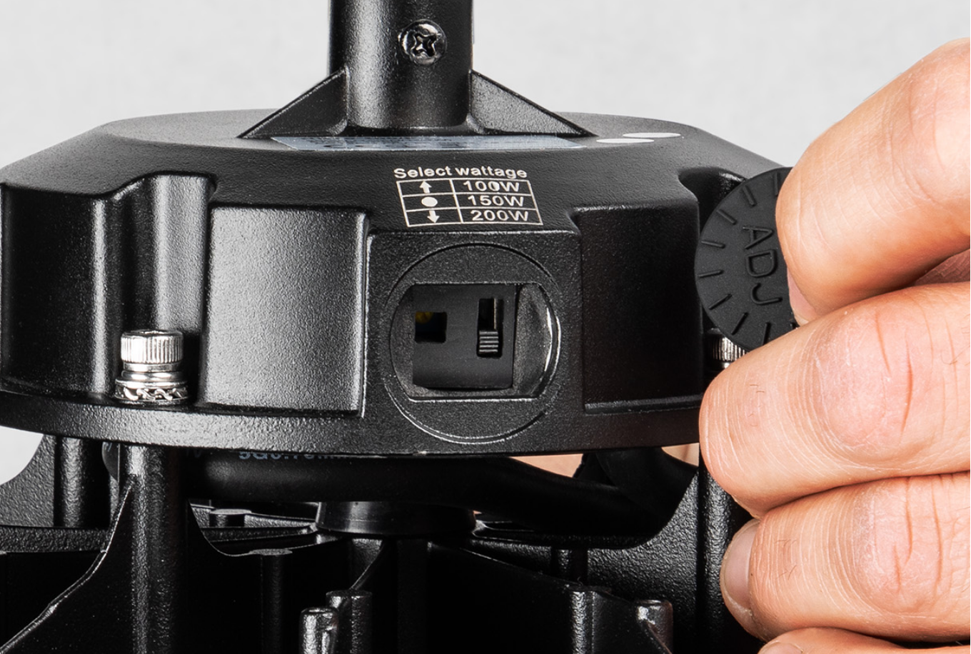 Toughbay Pro wattage selectable via a simple switch Toughbay™ Pro is wattage selectable, allowing users to adjust the light output where necessary, and provides lighting designers with the flexibility to suit different lux level requirements.